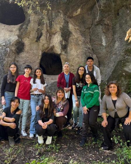 S'incantu de sos pitziccos, recita a Ghilarza dedicata alla Sardegna preistorica. Nella foto, gli studenti dell'Istituto Comprensivo Ghilarza-Abbasanta.