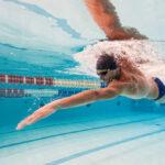 Tra gli sport completi per mantenersi in forma annoveriamo il nuoto