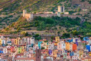 Sardegna medievale: veduta di Bosa e del Castello dei Malaspina 