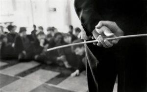 Le bacchettate sulle mani erano tra le più frequenti punizioni corporali a scuola.