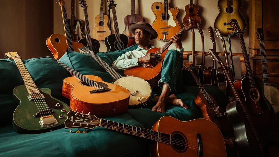 Eric Bibb tra gli ospiti del festival Rocce Rosse Blues 2025.