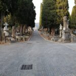 Zaira Deplano - "la bambina col cerchio" - è sepolta nel Cimitero Monumentale di Iglesias. Foto di Xoil, via Wikimedia Commons.