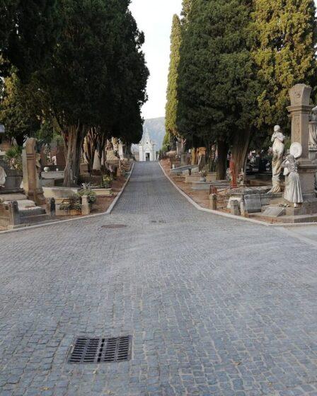 Zaira Deplano - "la bambina col cerchio" - è sepolta nel Cimitero Monumentale di Iglesias. Foto di Xoil, via Wikimedia Commons.