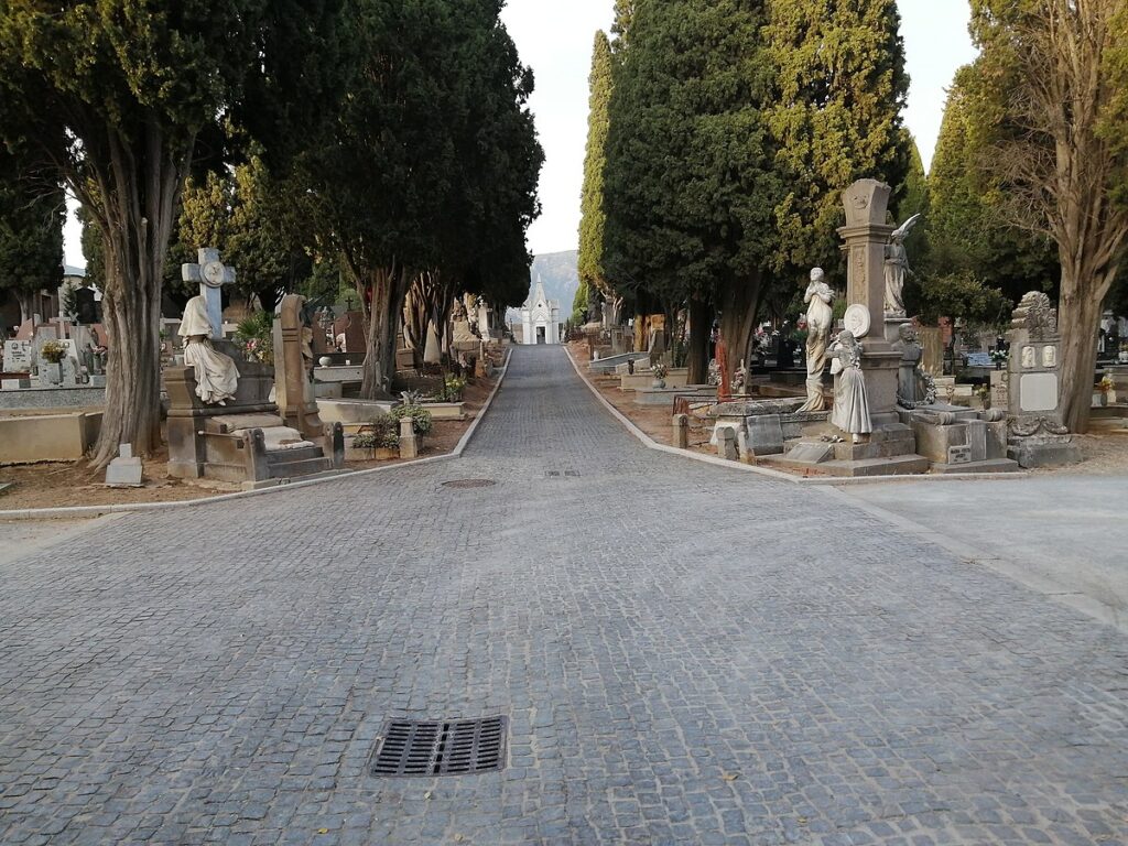 Zaira Deplano - "la bambina col cerchio" - è sepolta nel Cimitero Monumentale di Iglesias. Foto di Xoil, via Wikimedia Commons.