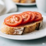 La merenda del passato: pani cun tamatiga (pane al pomodoro) tipico della Sardegna. Immagine generata da Google Gemini.
