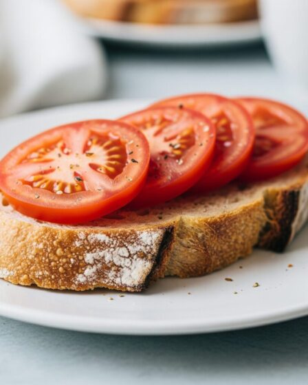 La merenda del passato: pani cun tamatiga (pane al pomodoro) tipico della Sardegna. Immagine generata da Google Gemini.
