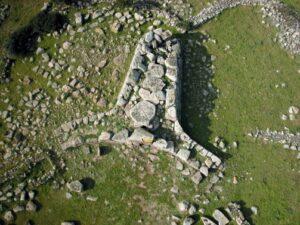 Sardegna nuragica: tomba-dei-giganti "Sa domu de s'Orku"