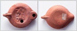 Ceramica romana: lucerna a disco risalente al II secolo d.C.