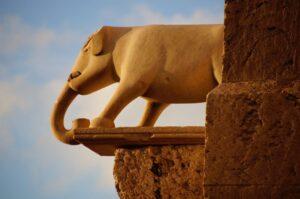 Medioevo: pisani in Sardegna, scultura della Torre dell'elefante