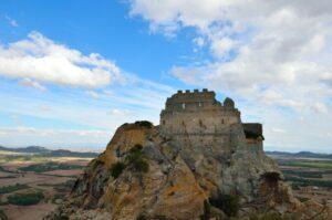 Veduta del castello di Acquafredda, nei pressi di Siliqua. Gli Raagonesi in Sardegna.