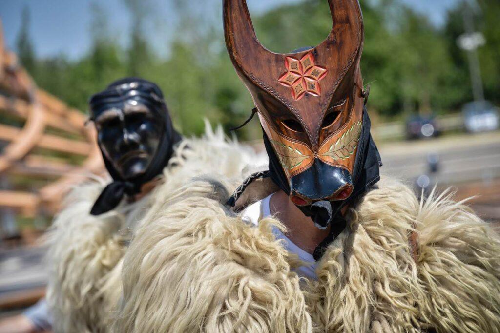 Il Carnevale sardo e le sue maschere: in foto Boes e Merdules.