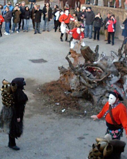 Il Carnevale di Mamoiada, via Wikimedia Commons.