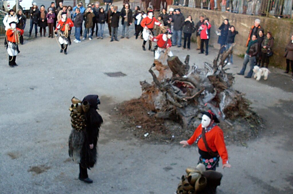 Il Carnevale di Mamoiada, via Wikimedia Commons.