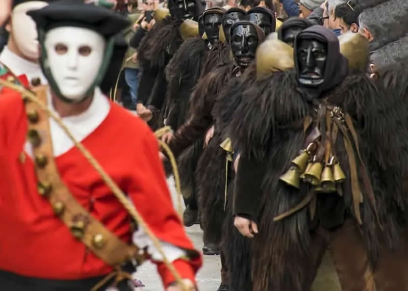 Mamuthones e Issohadores: le maschere del Carnevale di Mamoiada.