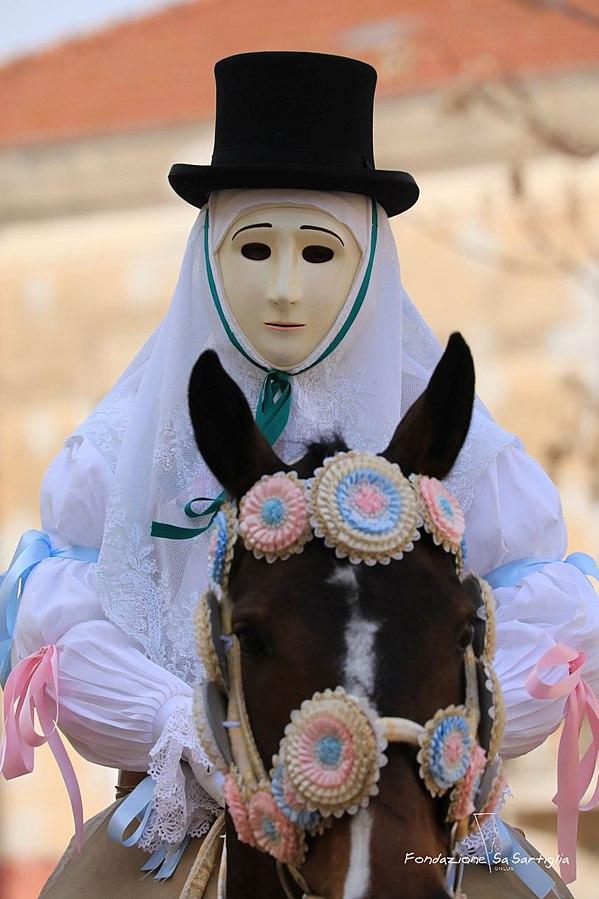 Carnevale sardo: Su componidori del Gremio dei falegnami. Sa sartiglia via Wikimedia Commons.