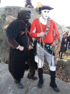 Carnevale sardo: Mamuthone e Issohadore di Mamoiada. Immagine di pubblico dominio via Wikimedia Commons.