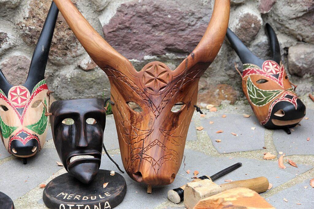 Il Carnevale sardo e le sue maschere: Boes e Merdules di Ottana. Foto di Gianni Careddu via Wikimedia Commons.