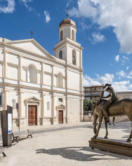 Monumenta: Cattedrale di Canosa di Puglia, "Il giovane cavaliere della pace, 1987, di Venanzo Crocetti.