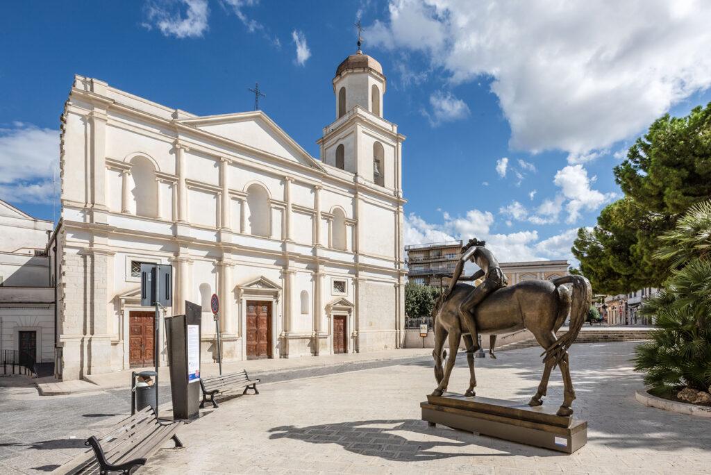 Monumenta: Cattedrale di Canosa di Puglia, "Il giovane cavaliere della pace, 1987, di Venanzo Crocetti.