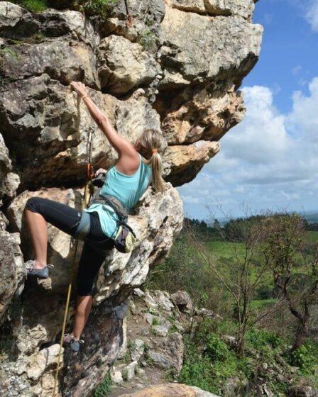 Le arrampicate a parete sono in programma a Barbagia adventure.