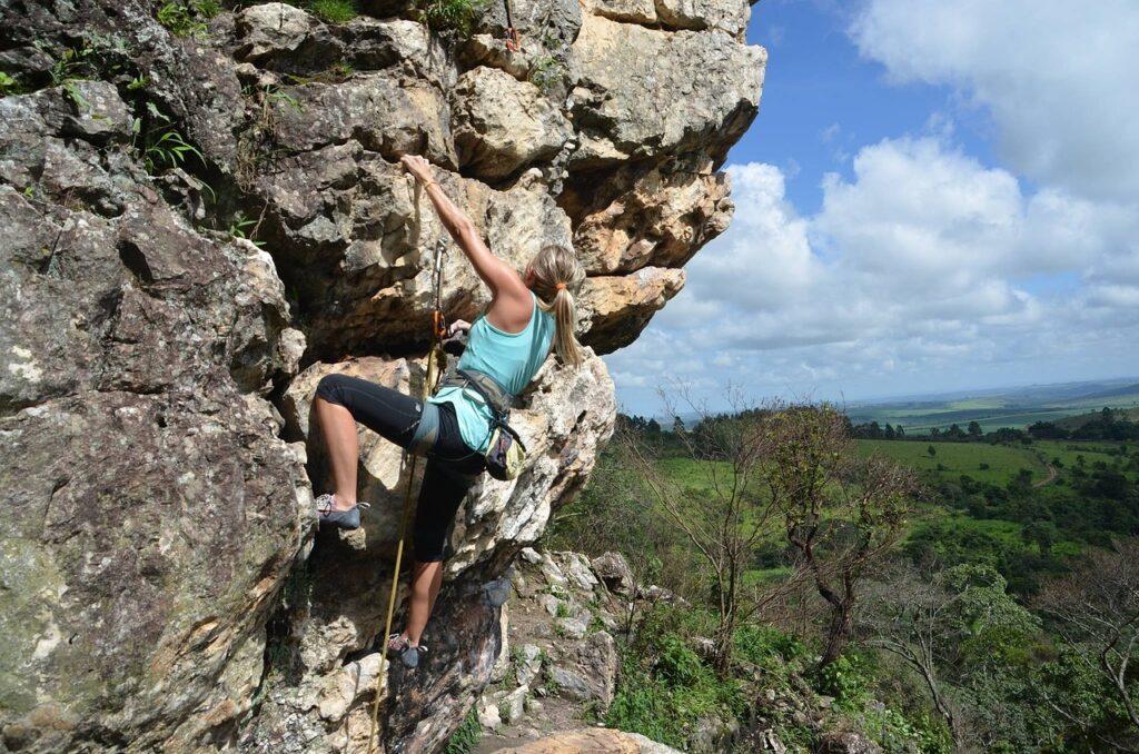 Le arrampicate a parete sono in programma a Barbagia adventure.