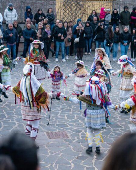 Ritus calendarum - Carrasegae neonelesu: Sas mascheras 'e cuaddu