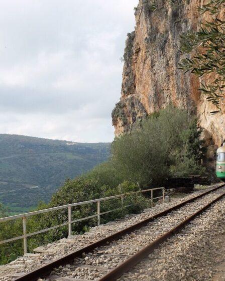 Trenino verde della Sardegna, tratta Mandas-Arbatax. Foto da Wikimedia Commons.