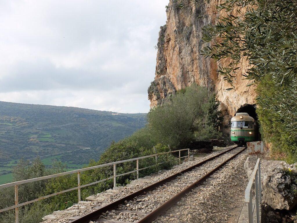 Trenino verde della Sardegna, tratta Mandas-Arbatax. Foto da Wikimedia Commons.