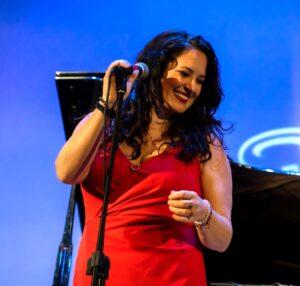 Nicole Zuraitis in concerto a Cagliari, il 12 luglio, per Rocce Rosse Blues 2025.