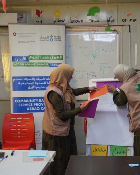 Les volontaires d'ACF en charge de l'hygiene menstruelle devant les residents du camp de refugies d'Azraq en Jordanie. Giornata mondiale del migrante e del rifugiato.