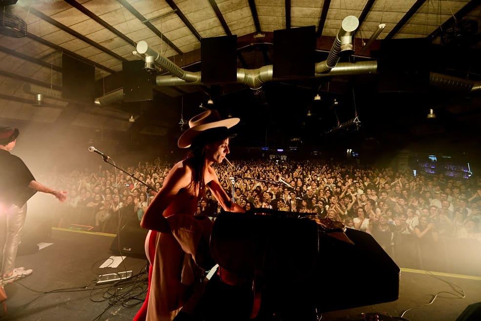 Lucio Corsi live all'Arena in Fiera di Cagliari, martedì 17 giugno 2025. La foto è di Francis Delacroix.